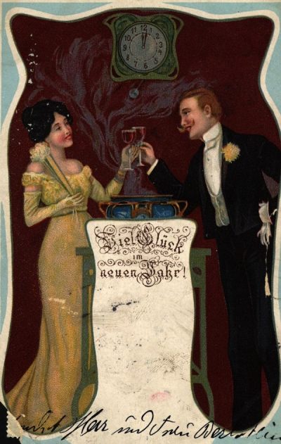 Una cartolina tedesca in cui un uomo e una donna brindano all'arrivo dell'anno nuovo, il 31 dicembre del 1904 