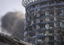 Una nuvola di fumo dietro a un edificio danneggiato dai bombardamenti russi nella capitale ucraina
