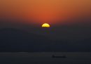 Una nave al tramonto vicino al porto della città, nella provincia cinese del Fujan (AP Photo/ Andy Wong)