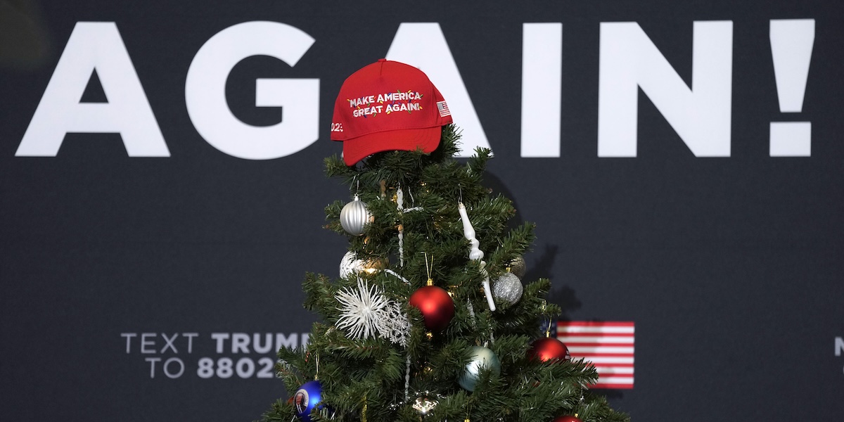 Un cappellino con lo slogan "Make America Great Again" in cima a un albero di Natale durante un comizio di Donald Trump Waterloo, in Iowa, il 19 dicembre