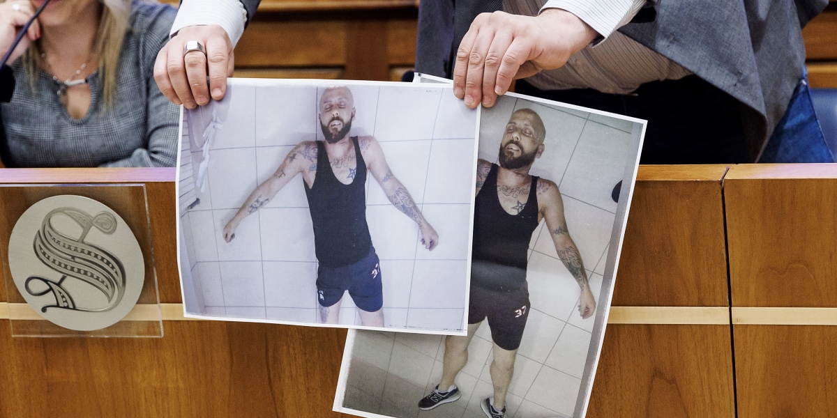 Le foto del corpo di Stefano Dal Corso mostrate durante una conferenza stampa al Senato organizzata dai suoi familiari e da alcuni parlamentari (Roberto Monaldo/LaPresse)