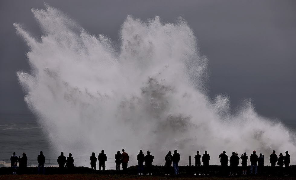 Persone guardano le onde da un punto di osservazione a nord di Carmet, vicino a Santa Rosa, giovedì 28 dicembre