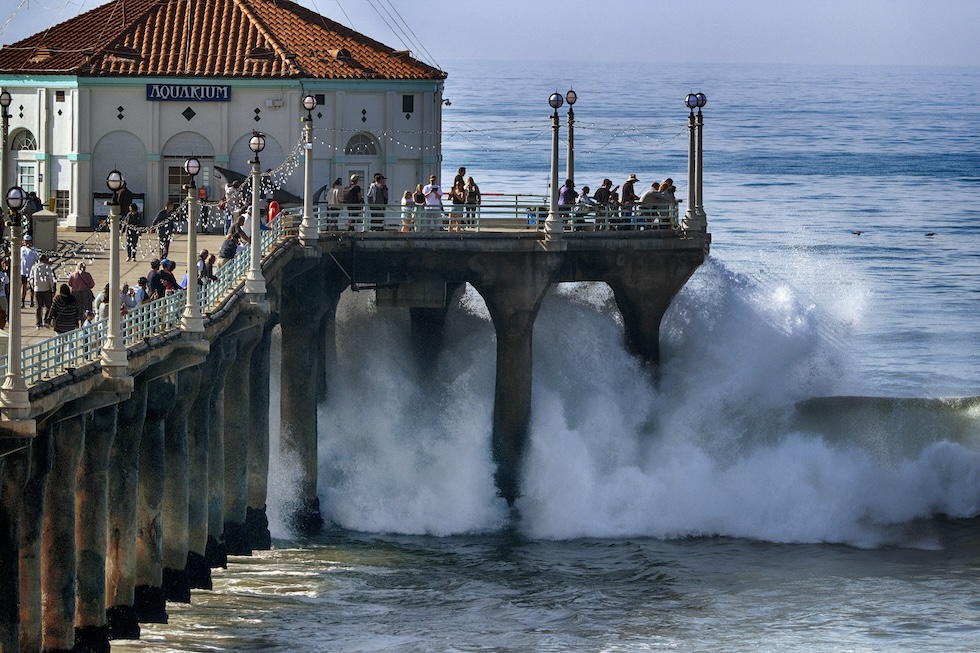 Le onde al molo di Manhattan Beach, Los Angeles, giovedì 28 dicembre