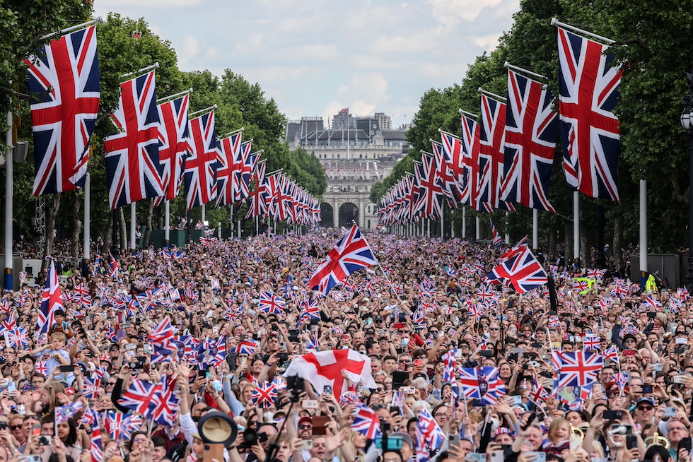 Una folla di persone lungo il viale The Mall durante il Platinum Jubilee a Londra, il 2 giugno 2022