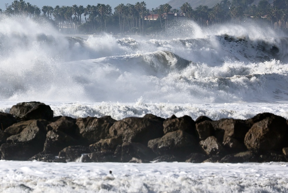 Le onde a Ventura, giovedì 28 dicembre (Mario Tama/ Getty Images)