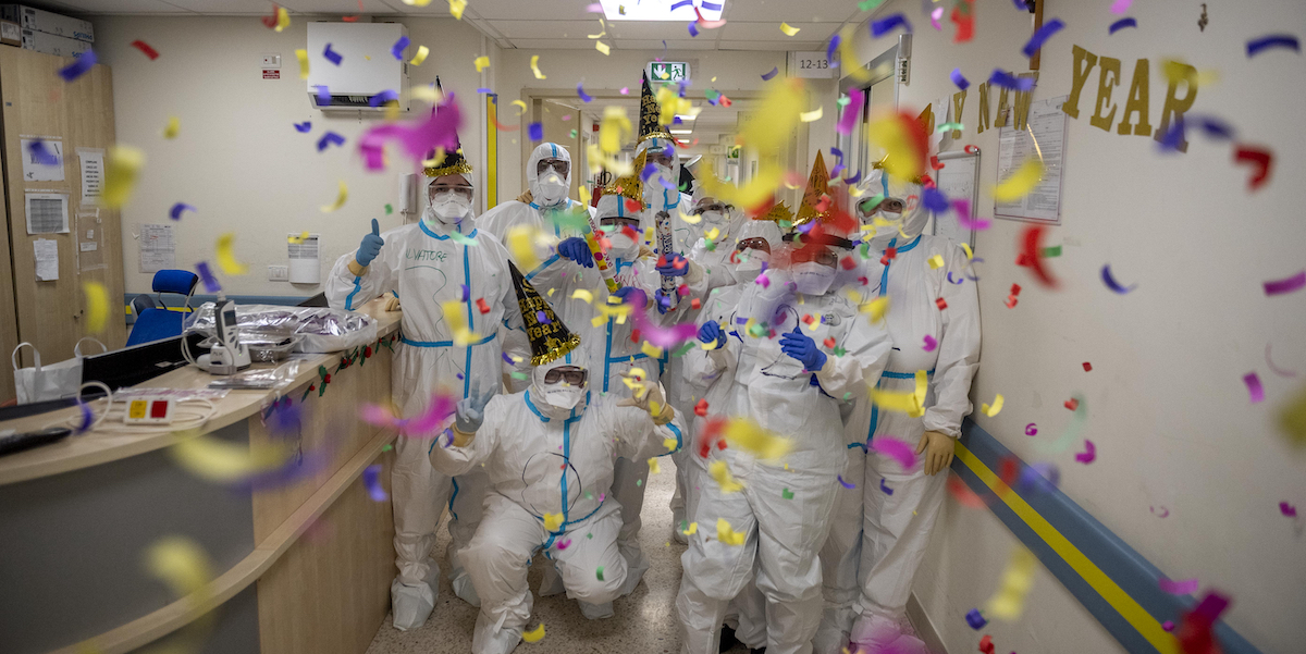 Festa di capodanno all'ospedale San Filippo Neri di Roma durante la pandemia da coronavirus. 31 dicembre 2020 (Antonio Masiello/Getty Images)