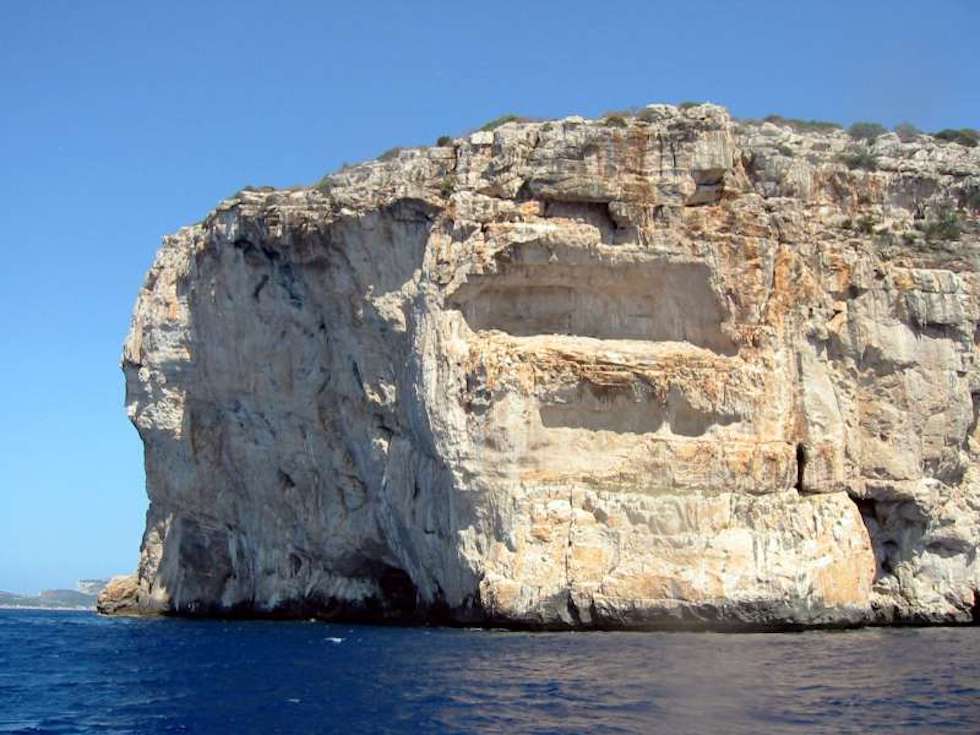 La falesia di Punta Giglio vista dal mare