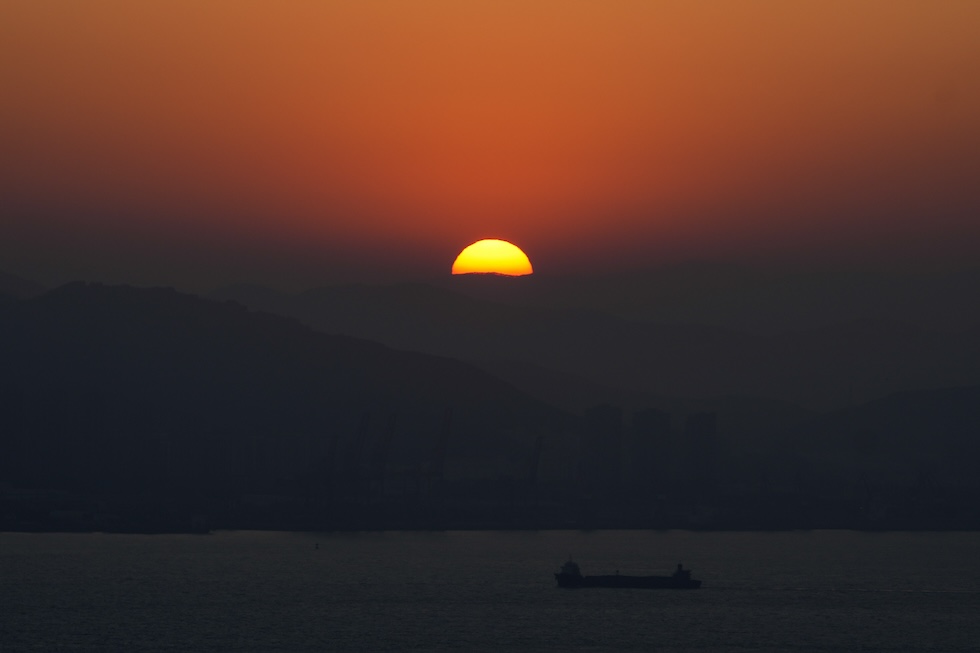 Una nave al tramonto vicino al porto della città, nella provincia cinese del Fujan (AP Photo/ Andy Wong)