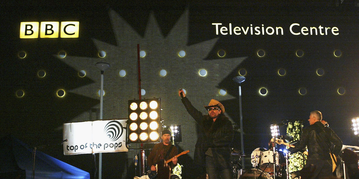 Gli U2 durante la puntata di "Top of the Pops" del 15 ottobre 2004 (Getty Images) 