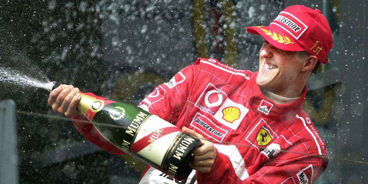 Michael Schumacher festeggia dopo aver vinto il Gran Premio d'Australia di Formula 1 nel 2002. (AP Photo/Ross Land, file)