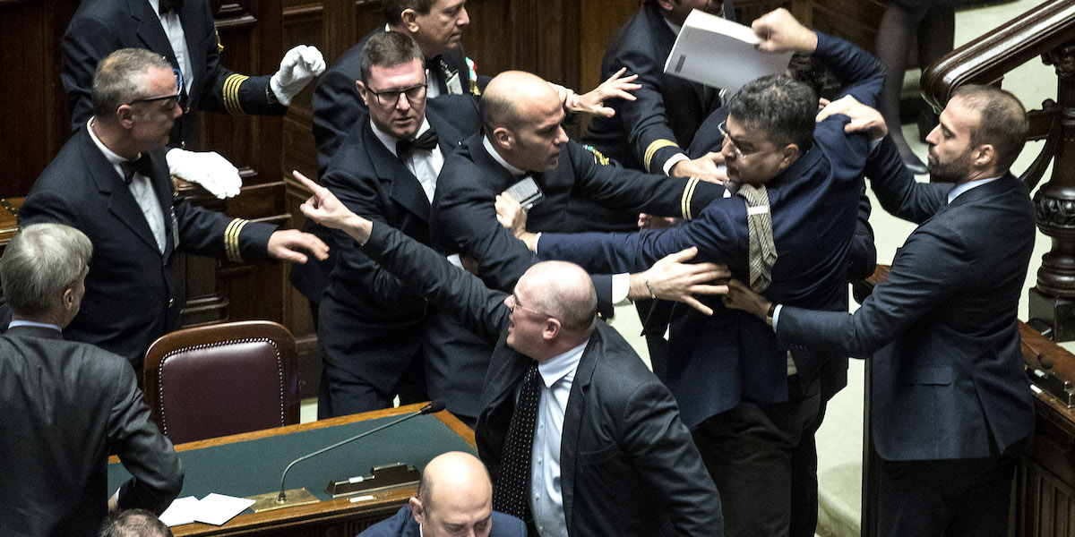 Foto di parlamentari e funzionari della Camera che si accapigliano