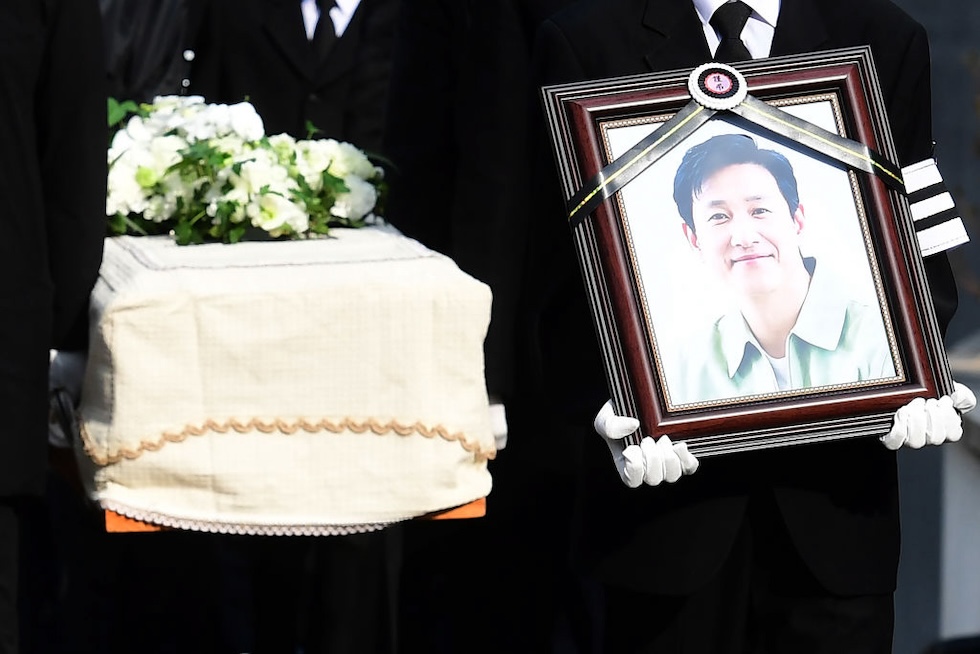 I funerali dell'attore Lee Sun-kyun, noto per il suo ruolo nel film Parasite, trovato morto mercoledì. Secondo l’agenzia di stampa sudcoreana Yonhap, il manager di Lee avrebbe detto alla polizia che l’attore era uscito di casa lasciando un biglietto interpretato come una lettera in cui annunciava la volontà di suicidarsi.