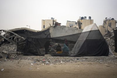 Persone palestinesi sfollate a causa dei bombardamenti israeliani in un alloggio di fortuna, giovedì