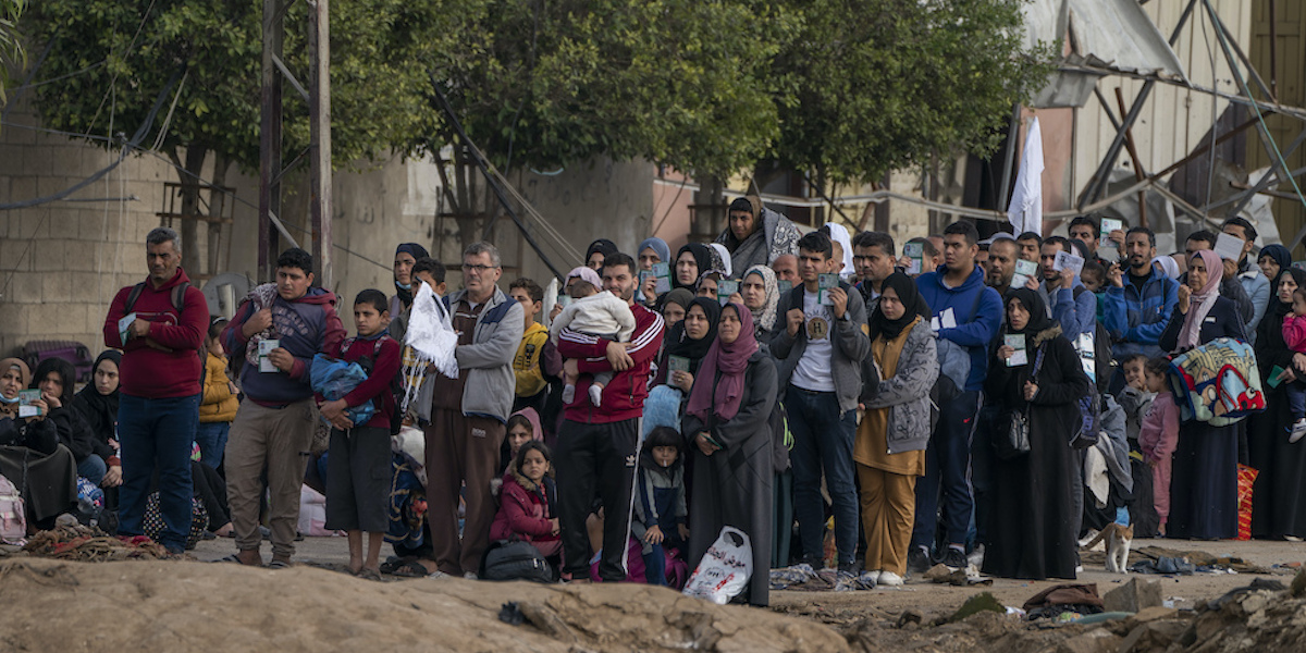 Profughi palestinesi nella periferia della città di Gaza, a novembre (AP Photo/Victor R. Caivano)