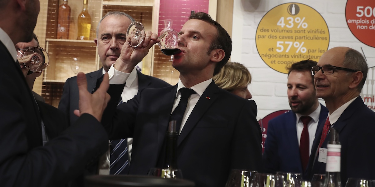 Il presidente francese Emmanuel Macron mentre beve un bicchiere di vino (Christophe Petit Tesson/Pool via AP)