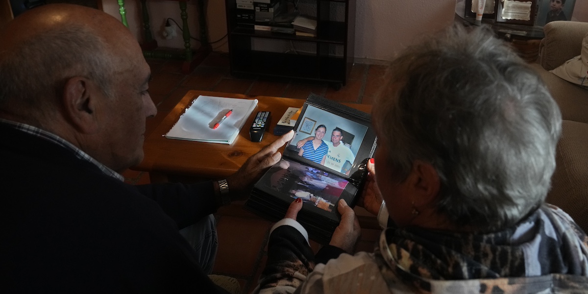 I genitori di Santiago Sánchez guardano una foto del figlio (AP Photo/Paul White)