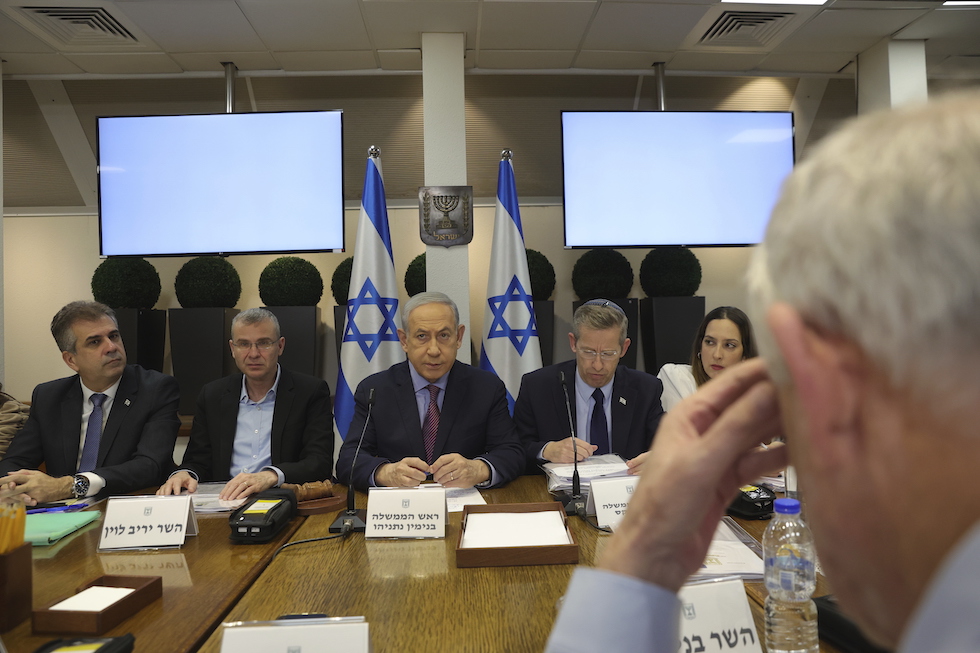 Il primo ministro israeliano Benjamin Netanyahu durante una riunione del suo governo