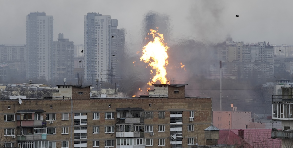 Un'esplosione causata da un attacco russo su Kiev (AP Photo/Efrem Lukatsky)