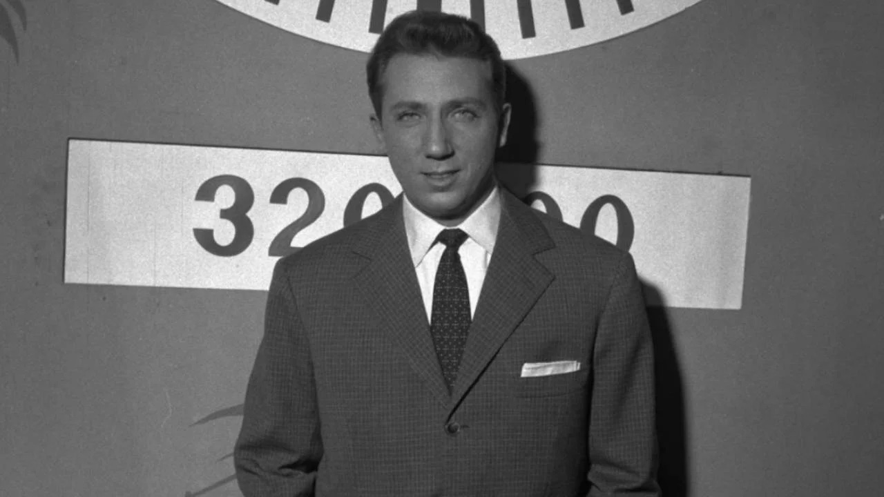 Mike Bongiorno durante una puntata di 'Arrivi e partenze', 1954 (Rai)