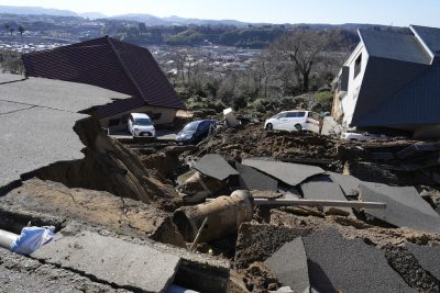 Una strada danneggiata a seguito di un forte terremoto a Kanazawa, Prefettura di Ishikawa