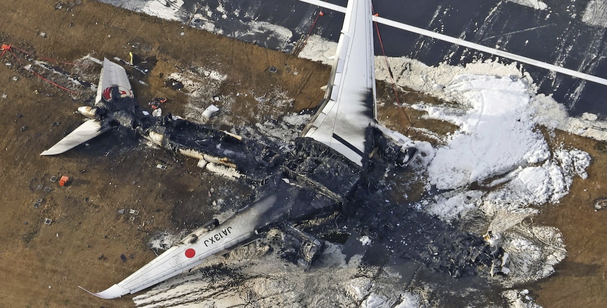 I resti dell'aereo della Japan Airlines bruciato martedì (Kyodo News via AP)
