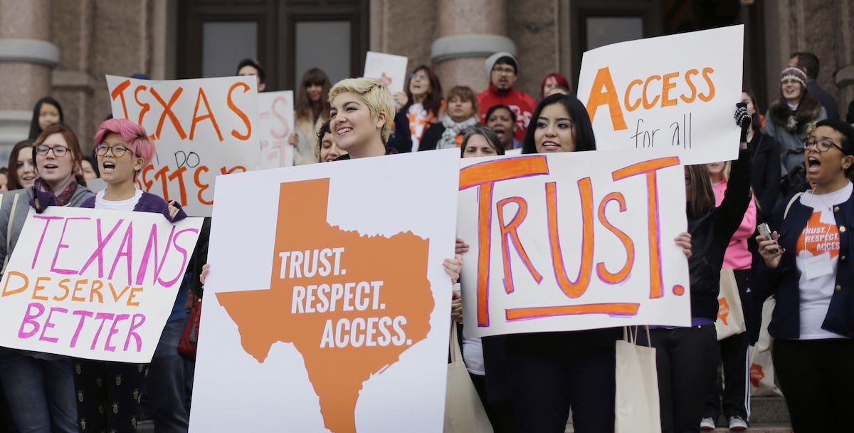 Una manifestazione in sostegno del diritto all'aborto in Texas (AP Photo/Eric Gay, File)