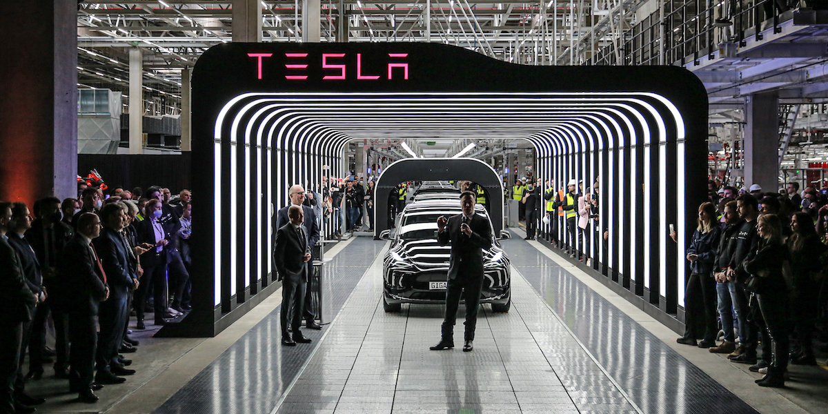Una foto di Elon Musk all'evento di inaugurazione dello stabilimento Tesla di Gruenheide in Germania