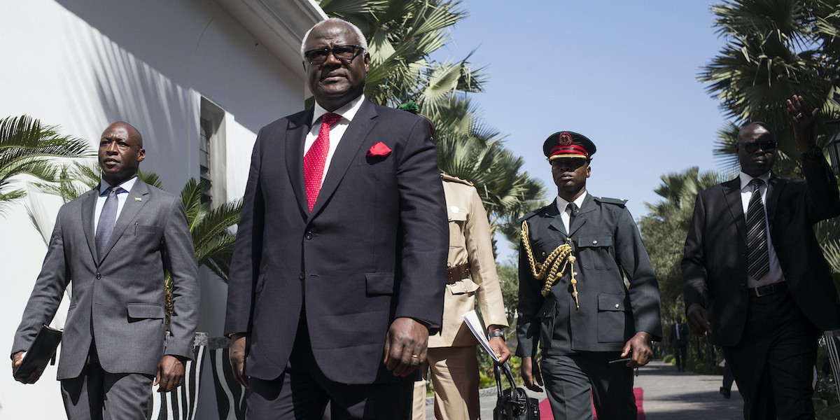 Ernest Bai Koroma, al centro, nel 2016 (AP Photo/ Sylvain Cherkaoui, File)