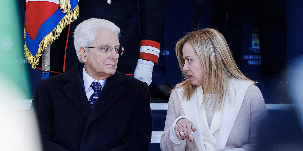 Foto di Mattarella e Meloni che parlano a un evento per il centenario dell'Aeronautica Militare italiana