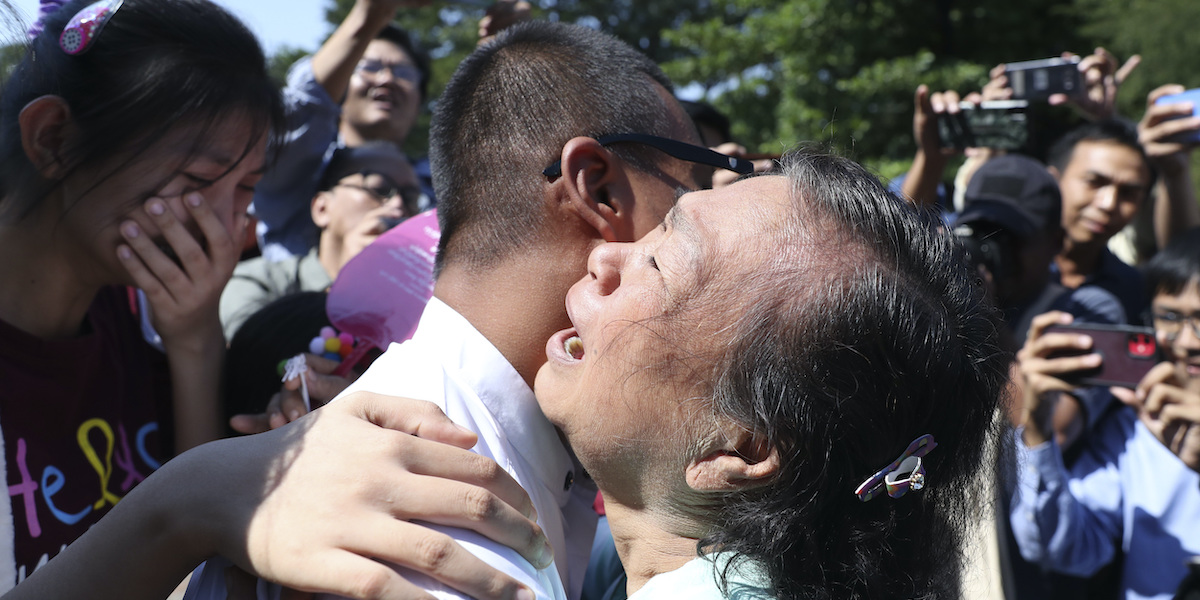 Kaung Sett Lin, fotogiornalista birmano, accolto dai suoi familiari dopo la liberazione (AP Photo/Thein Zaw)