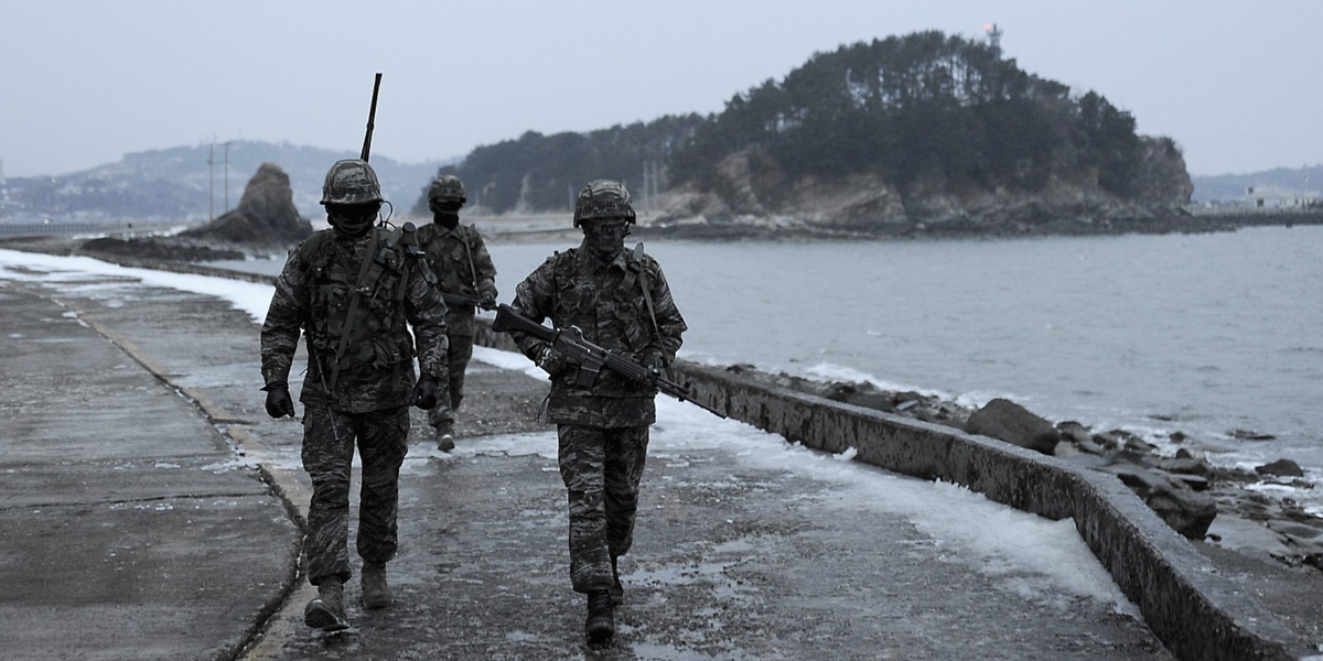 Soldati sudcoreani pattugliano l'isola di Yeongpyeong nel 2012 (Marina della Corea del Sud/Wikimedia Commons)