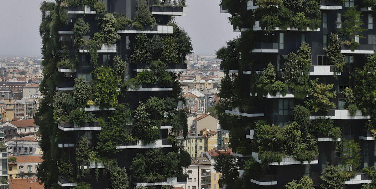 Il quartiere Isola di Milano visto attraverso le torri del Bosco verticale. (AP Photo/Luca Bruno)