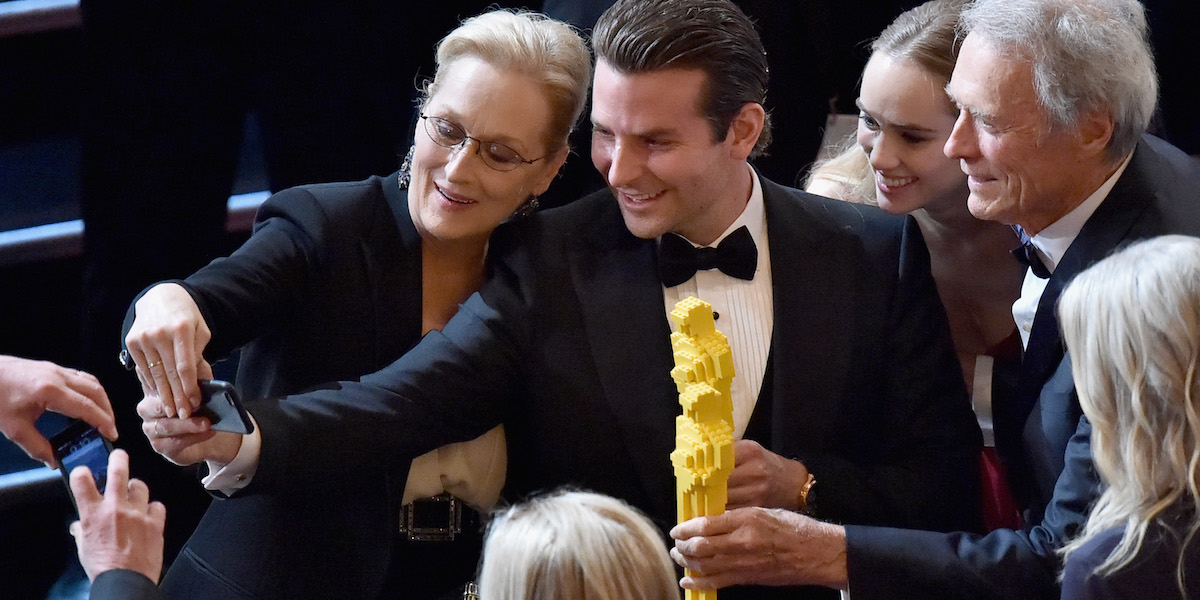 Bradley Cooper in mezzo a Meryl Streep e Clint Eastwood (otto Oscar in due) alla cerimonia degli Oscar del 2015. (Kevin Winter/Getty Images)