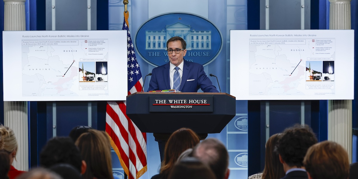 Il portavoce per la sicurezza nazionale statunitense John Kirby mentre mostra una mappa in cui è indicata la traiettoria di un missile nordcoreano che sarebbe stato lanciato dalla Russia verso l'Ucraina (Anna Moneymaker/Getty Images)