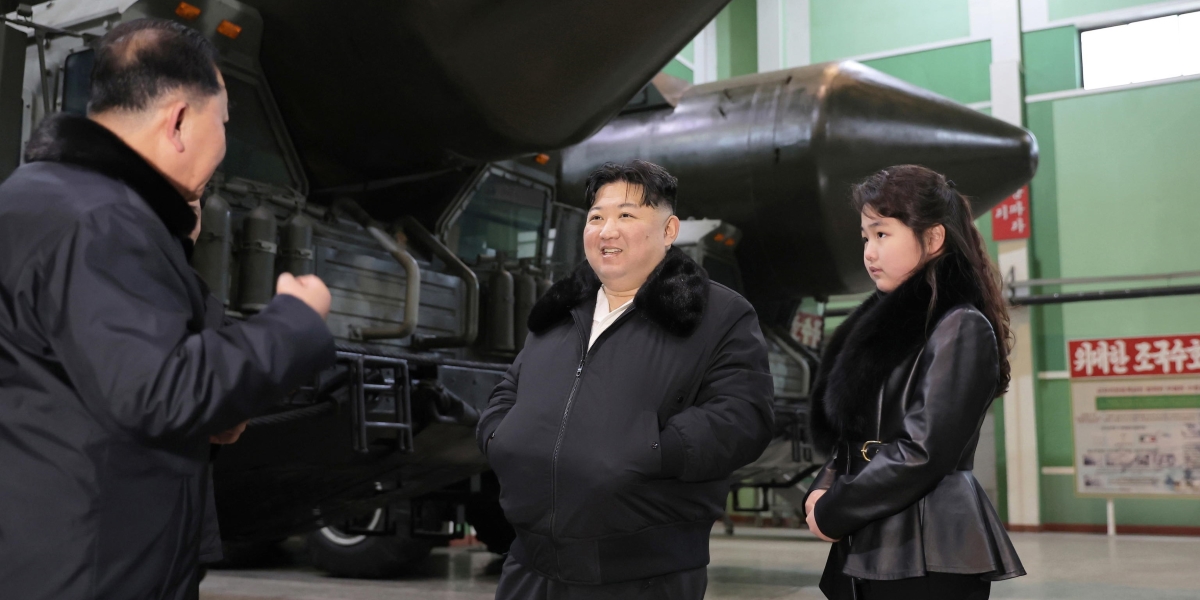 Kim Jong Un con la figlia Kim Ju Ae (EPA/KCNA)