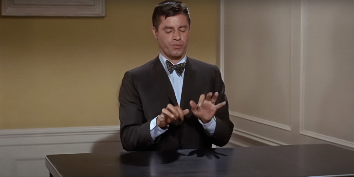 Jerry Lewis nella famosa scena della macchina da scrivere nel film Dove vai sono guai! del 1963 (Paramount)