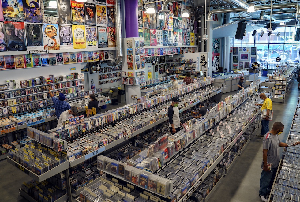 L'interno di un grande negozio di dischi, CD, DVD, poster e altri articoli musicali, visto dall'alto 