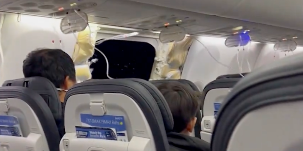 Un'immagine da un video girato da una passeggera del volo Alaska Airlines atterrato d'emergenza a Portland: si vede che un pezzo della parete della cabina passeggeri è mancante mentre l'aereo è in volo