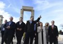Il primo ministro greco Kyriakos Mitsotakis insieme ad altre persone durante la visita al palazzo di Aigai