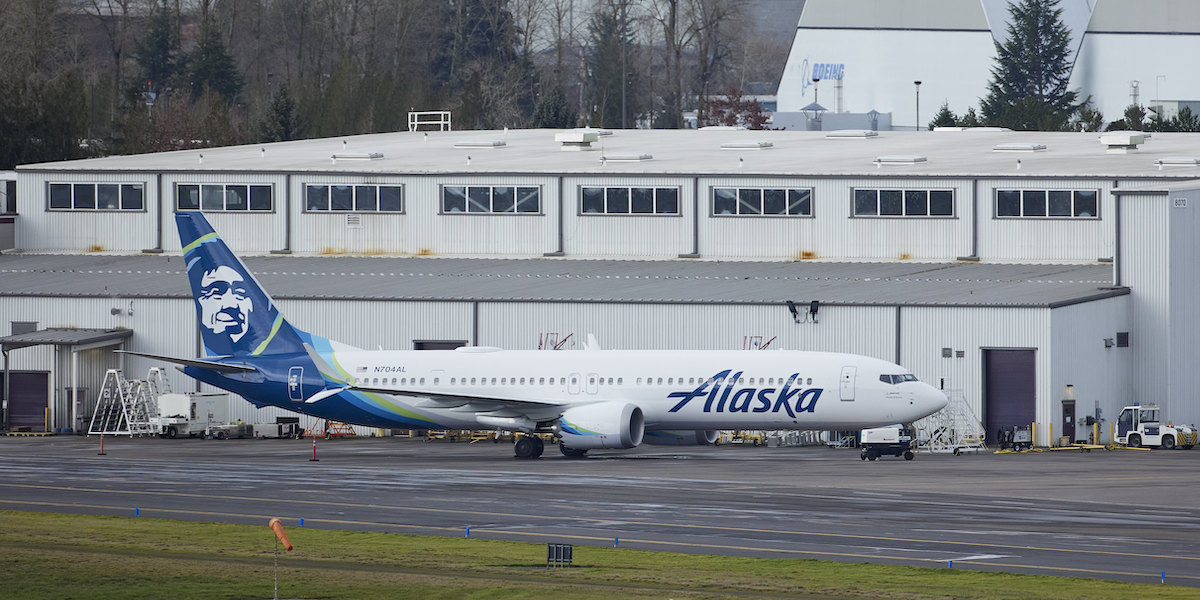 L'aereo dell'Alaska Airlines che ha avuto l'incidente del 5 gennaio, parcheggiato all'aeroporto di Portland
