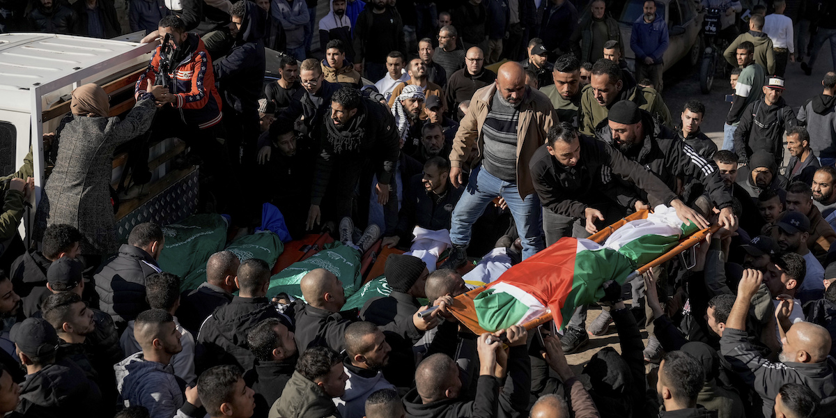 I corpi delle sei persone palestinesi uccise avvolte all'interno di bandiere palestinesi e trasportate da una folla
