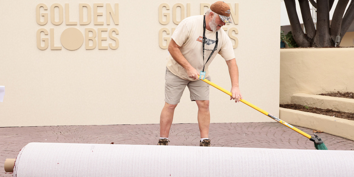 La preparazione del red carpet per i Golden Globe. (Rodin Eckenroth/Getty Images)
