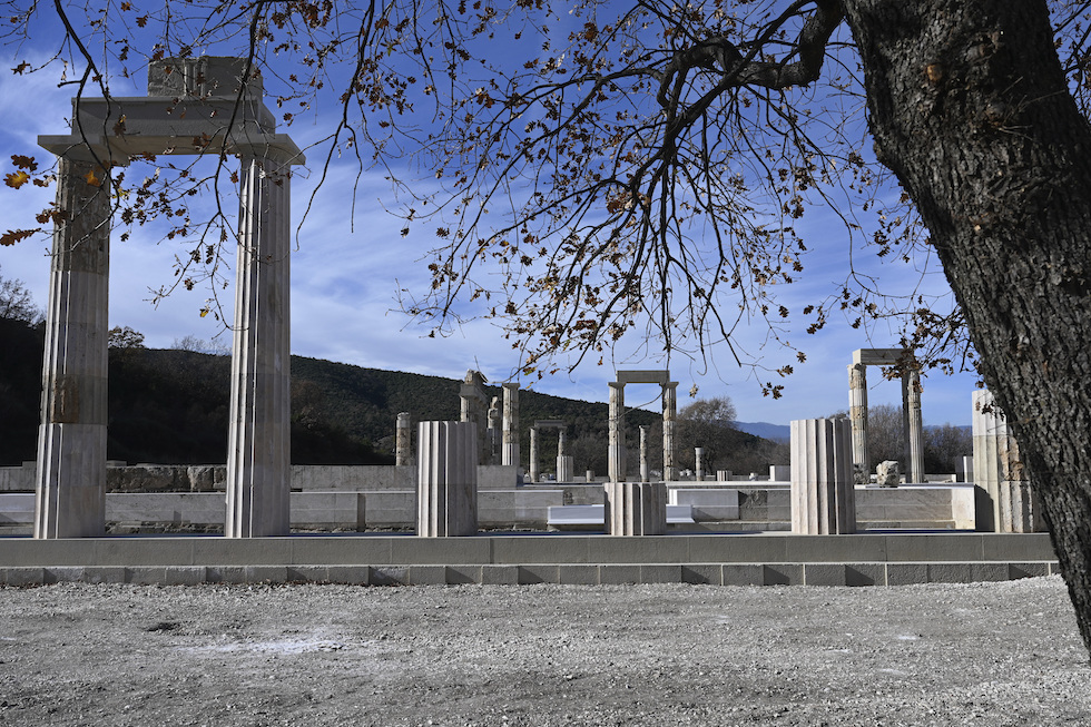 Resti delle colonne del palazzo di Aigai