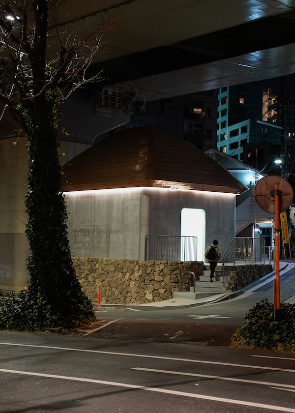 Uno dei bagni pubblici del Tokyo Toilet Project sotto un viadotto