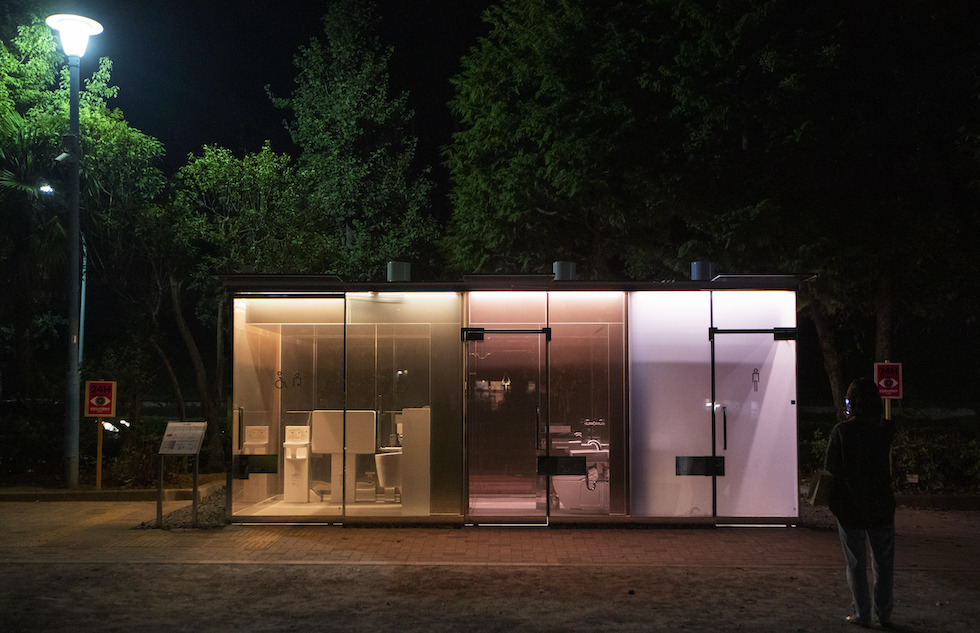 Uno dei bagni di vetro trasparente di Tokyo