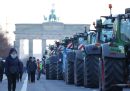 Trattori allineati davanti alla Porta di Brandeburgo nel primo giorno di proteste degli agricoltori contro le misure proposte dal governo che ridurrebbero i benefici federali per il settore agricolo (Sean Gallup / Getty Images)