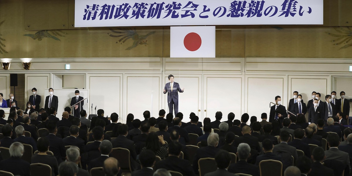 L'ex primo ministro Shinzo Abe parla durante un evento di raccolta fondi del Partito Liberal Democratico a dicembre del 2021 (Kyodo News via AP)