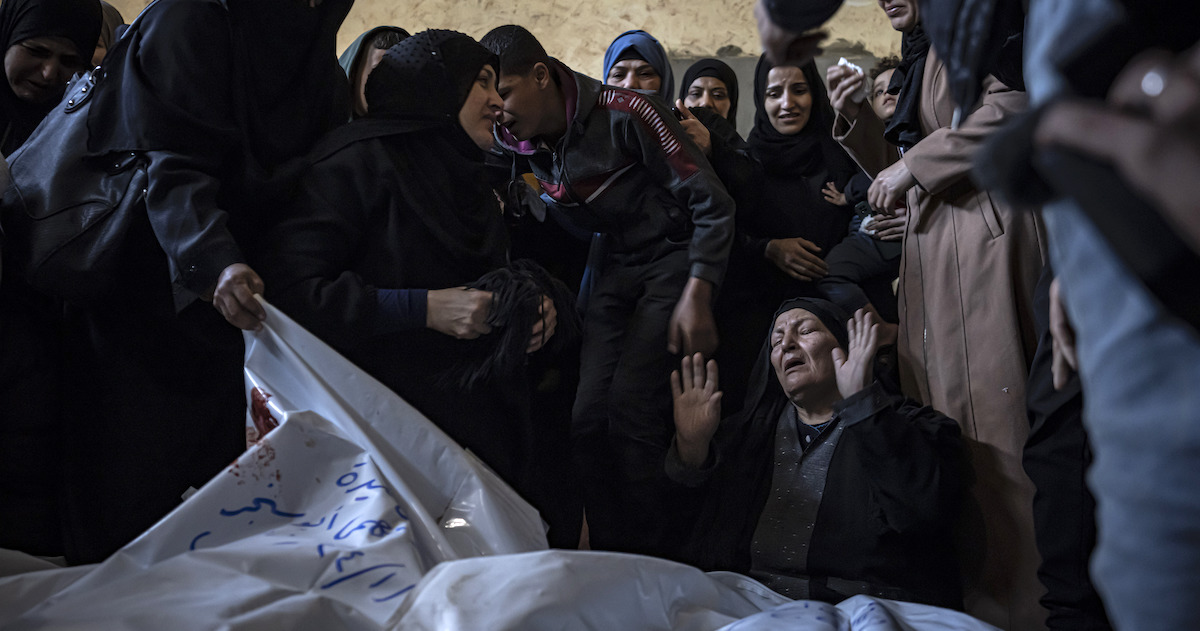Una donna palestinese piange alla vista del cadavere di un parente a Rafah, nel sud della Striscia di Gaza (AP Photo/Fatima Shbair)