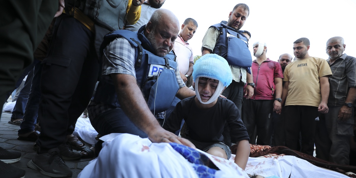 Wael Dahdouh dopo la morte della moglie e di due figli (AP Photo/Ali Mahmoud)