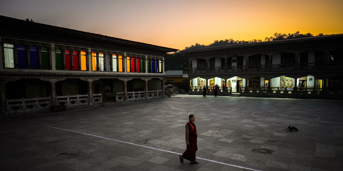 Un monaco buddista cammina fuori da un monastero nella città di Samdrup Jongkhar (AP Photo/Anupam Nath)